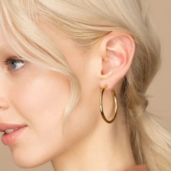 Mejuri Jewelry - Mejuri Tube hoops in gold vermeil